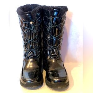 Khombu Darcie Girls Patent Leather Faux Fur Fleece Charcoal Waterproof Boots